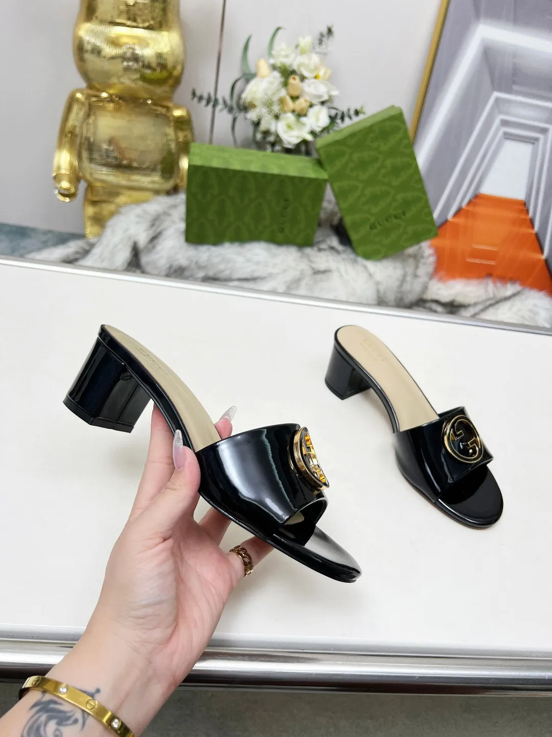 👟👟Ex-factory price 360👟👟 Genuine leather sole +40 Gucci 𝟐𝟎𝟐5 new spring and summer double G buckle round toe medium heel slippers, this G family series of slippers are so beautiful, high-end must buy~ The double G Logo is so beautiful on the feet, a classy style! The buttons have the GUCCI logo. Fabric: Cowhide Lining: Sheepskin lining Sheepskin pad Heel height: 5CM Sole: Italian genuine leather outsole Size: 35-44 [42 43 44 customized]